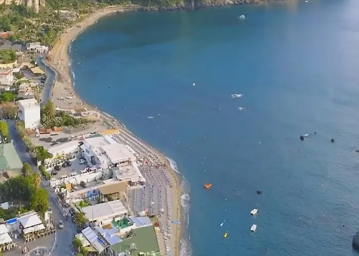 A Due Passi Dal Mare, Forio